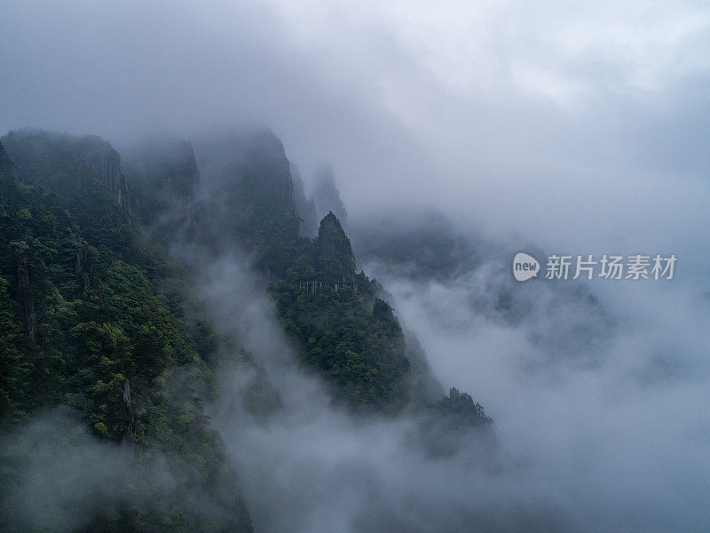 云雾笼罩着群山