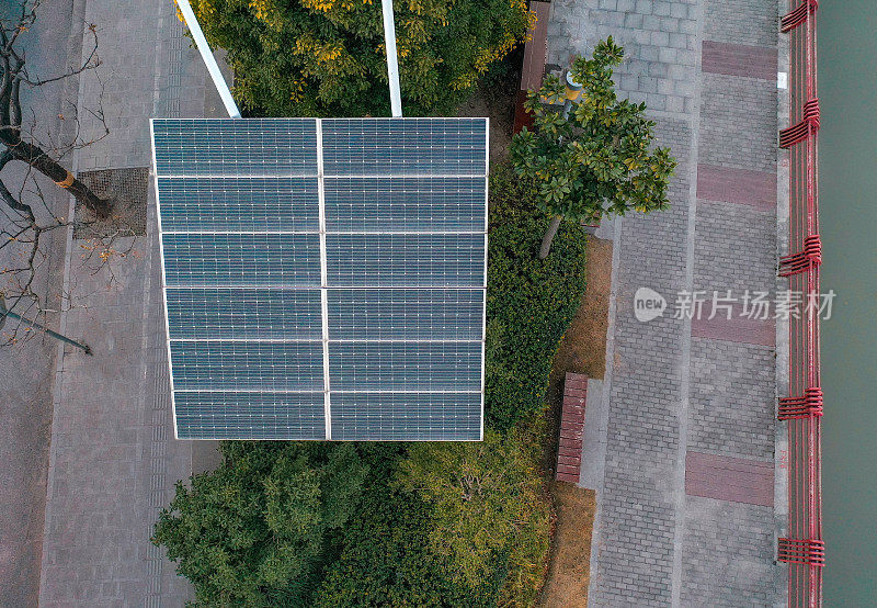 城市街道一侧太阳能电池板的鸟瞰图