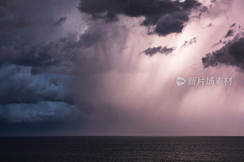 海洋上空的极端风暴伴随着暴雨、闪电和乌云