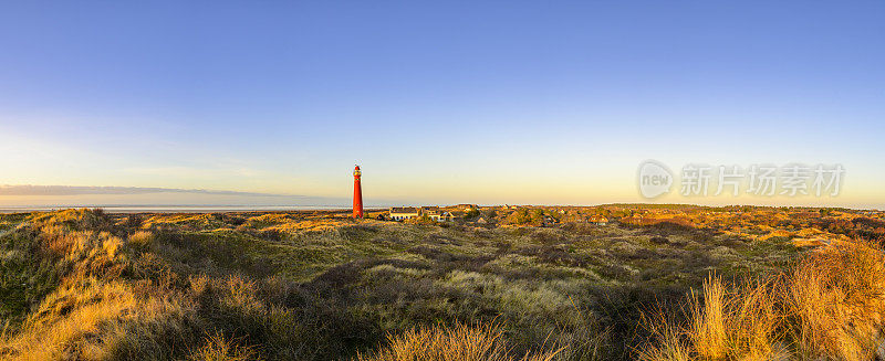 Schiermonnikoog沙丘全景与日落时的灯塔
