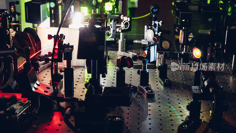在光学实验室用激光装置进行实验。在光学实验室用激光设备进行实验。在光学实验室用激光设备进行实验。