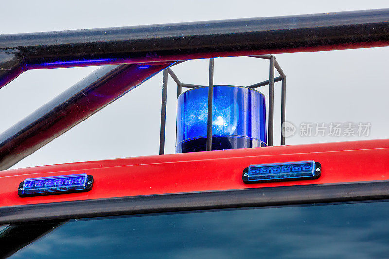 消防车顶部的蓝色闪烁灯-紧急服务概念