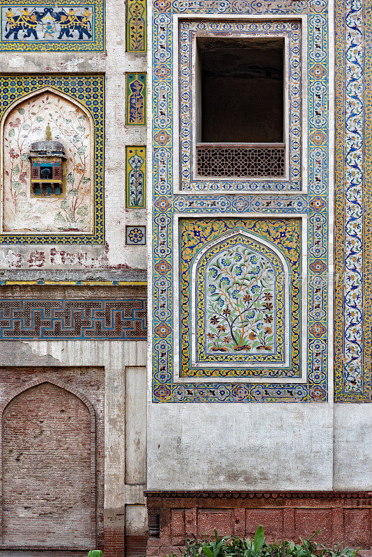 巴基斯坦拉合尔堡墙上的彩色瓦片