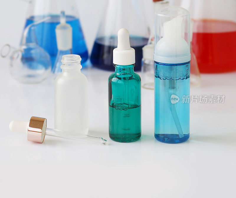 皮肤精华液、保湿美白精华液、果酸。玻璃容量瓶，实验室瓶用于实验室工作的背景