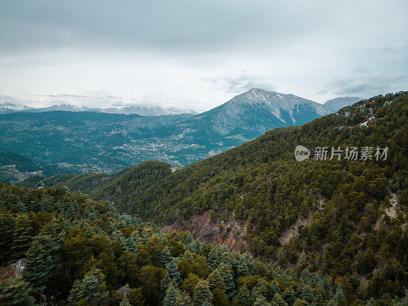 山地景观，林地自然背景，雪山景观与山峰