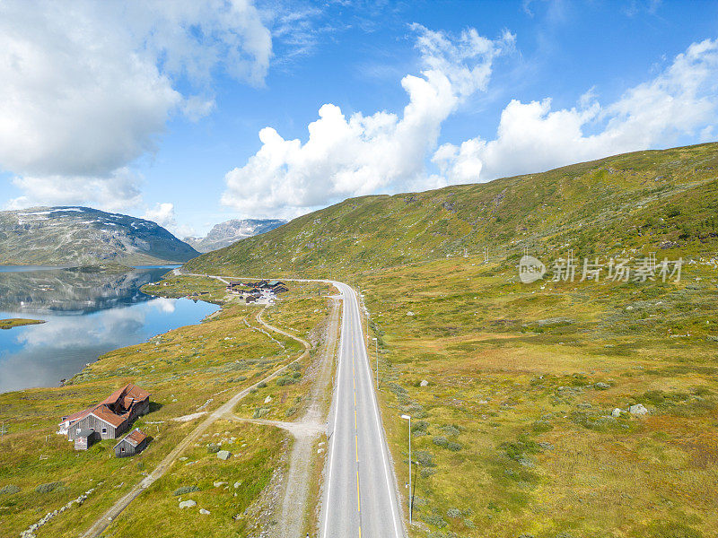 壮观的无人机视图的山脉和湖泊景观在挪威，反射在水面上