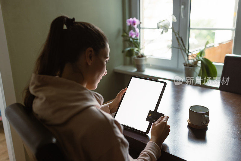 一位女士在网上用信用卡购物