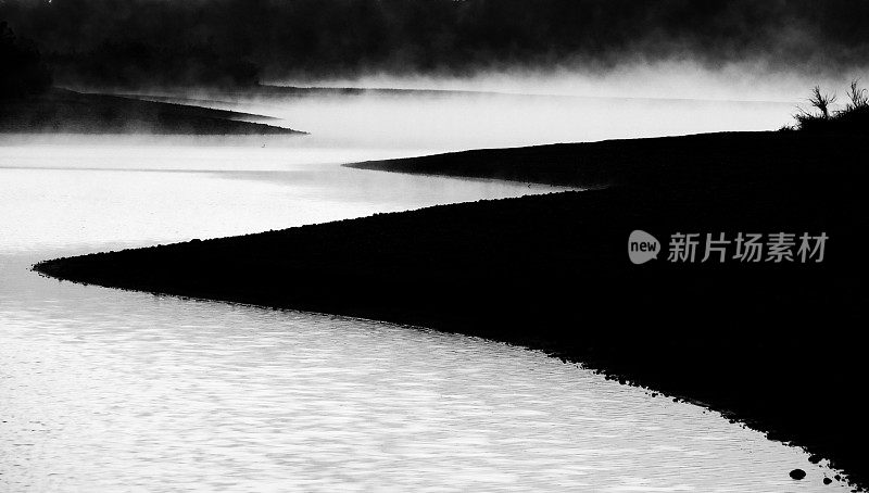 雾蒙蒙的早晨，湖上的蒸汽从水中升起
