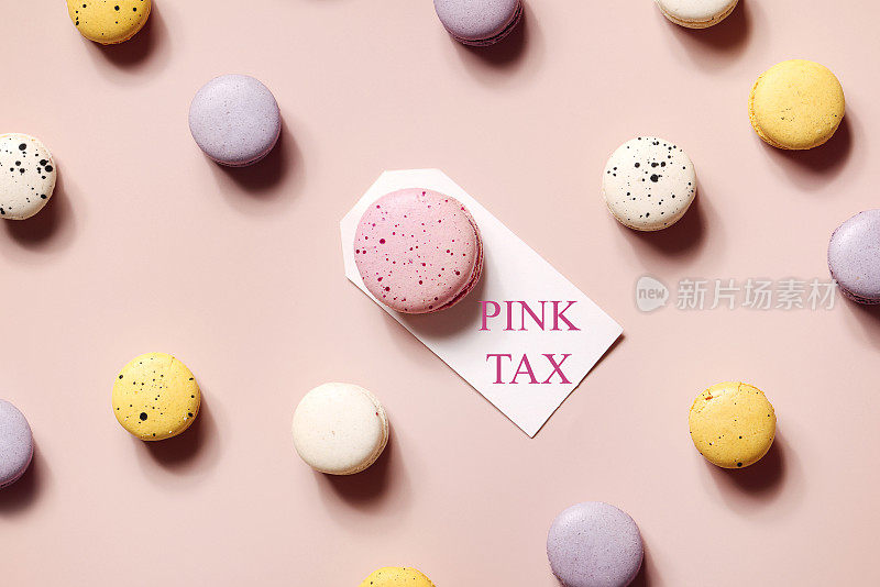 粉红税概念。大的粉色甜点和小的米色背景甜点。风格比较
