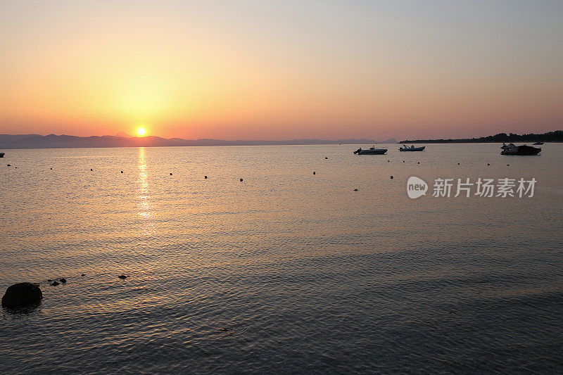 清晨的日出在海上的股票照片