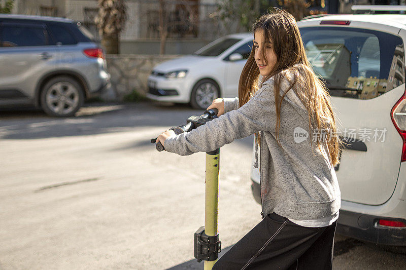 漂亮的女孩骑摩托车