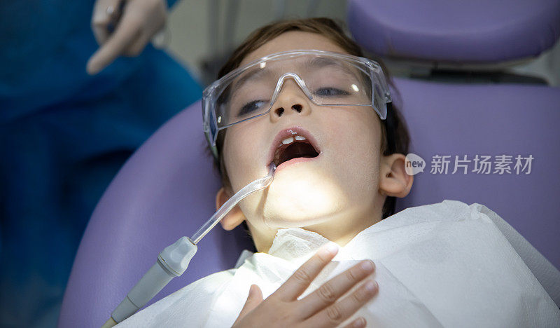 小男孩正在做牙齿检查和手术