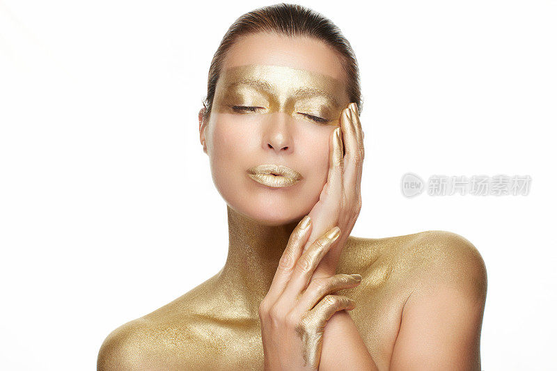 皮肤护理。年轻女子干净的皮肤触摸着她健康的面部皮肤。黄金护肤护理。美容和水疗美容。
