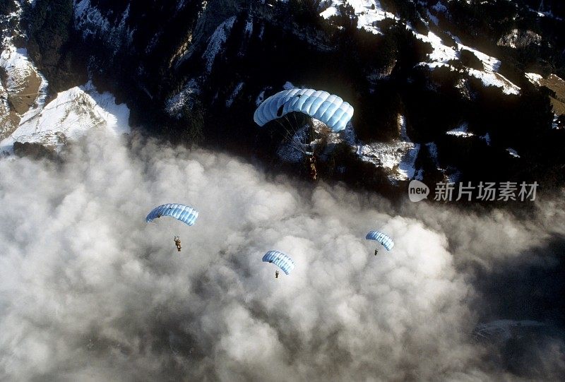 跳伞运动员在瑞士山区上空表演