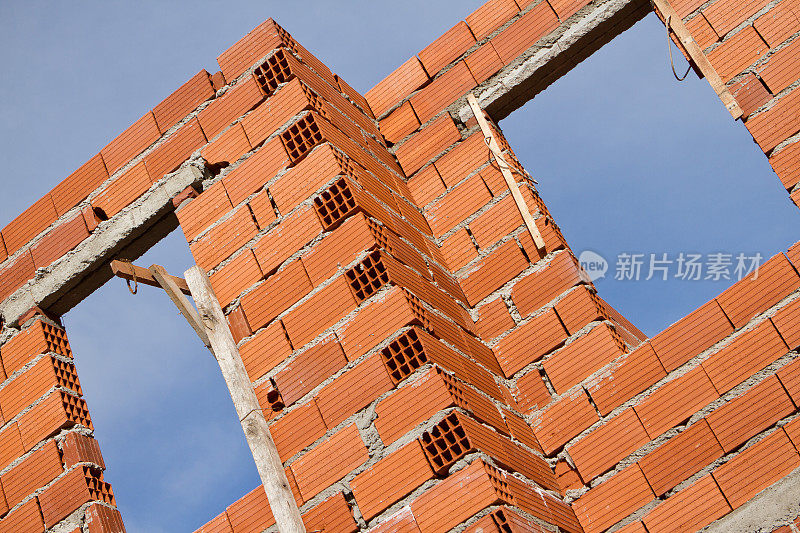 正在建设的建筑。外墙砖和水泥墙的细节