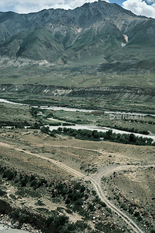 废弃小镇Enylchek在天山山脉，高角度视图