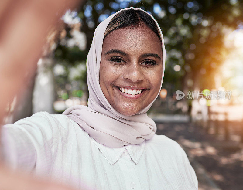 自拍，穆斯林妇女在公园度假的快乐和肖像，自由和户外放松。社交媒体，头巾和伊斯兰女性的脸，带着微笑的照片，回忆和帖子