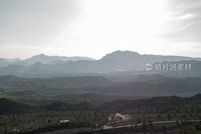 全景，山区科迪勒拉贝蒂卡，阿利坎特省，从山顶，在夏天的傍晚时间。