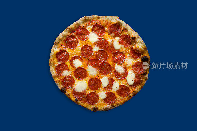 意大利辣香肠披萨被隔离在蓝色背景下