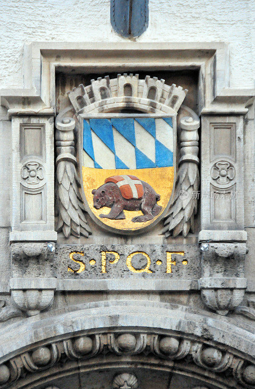 德国巴伐利亚州弗赖辛市市政厅的弗赖辛盾形纹章