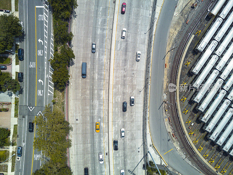 纽约火车站停车场附近的道路。纽约皇后区郊区的中央公园大道