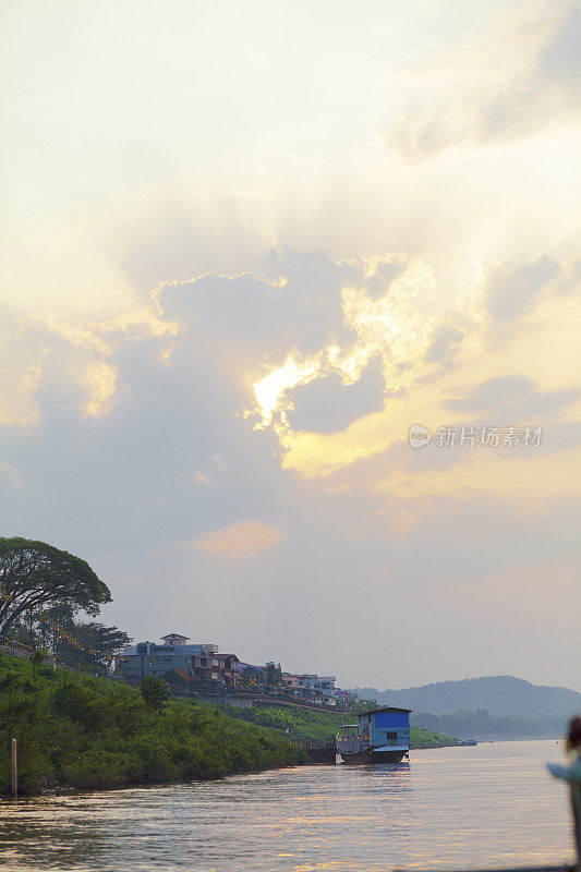 清汗附近湄公河上的夕阳