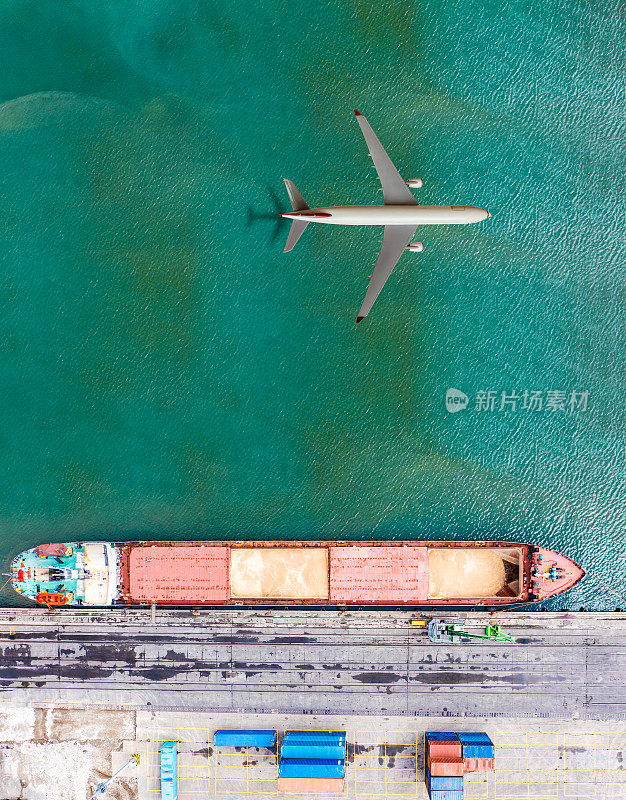 飞机在集装箱港口上空飞行。