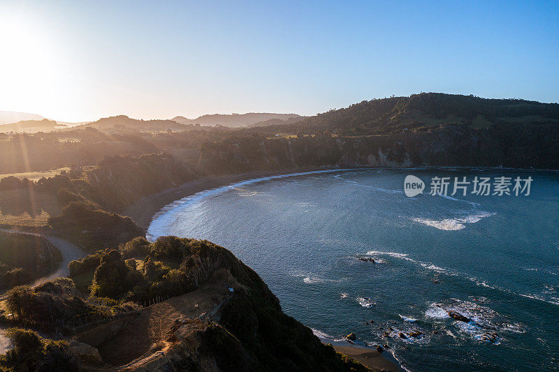 鸟瞰太阳从智利普米拉韦奇洛岛的海滩悬崖上升起