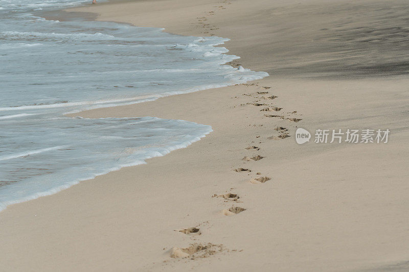 岛上沙滩上细沙上的脚印