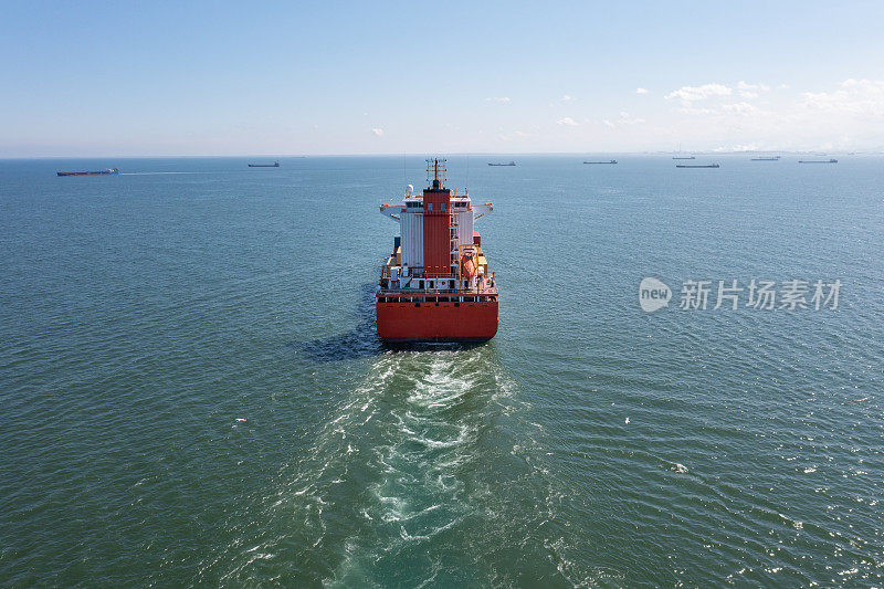 集装箱货物物流船在运输途中的鸟瞰图。