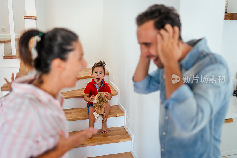 一对年轻夫妇在孩子面前吵架