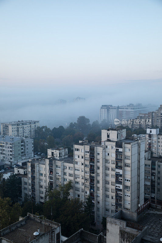 从空中拍摄的城市雾蒙蒙的早晨