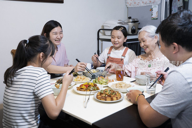 中国家庭在家里吃午饭