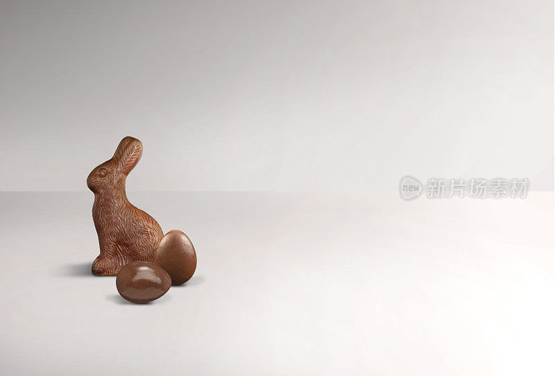 白色背景的巧克力复活节兔子和巧克力蛋