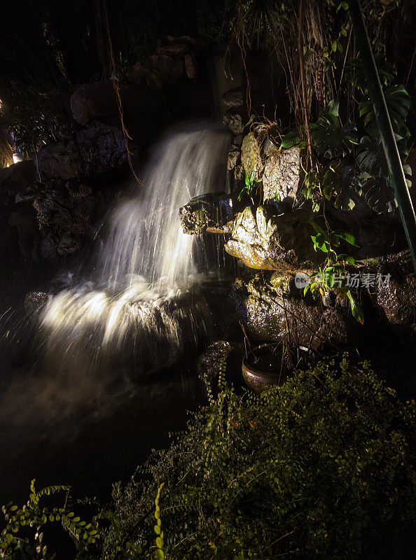 夜间森林中央的瀑布，在茂密的丛林深处拍摄的美丽的瀑布画面。