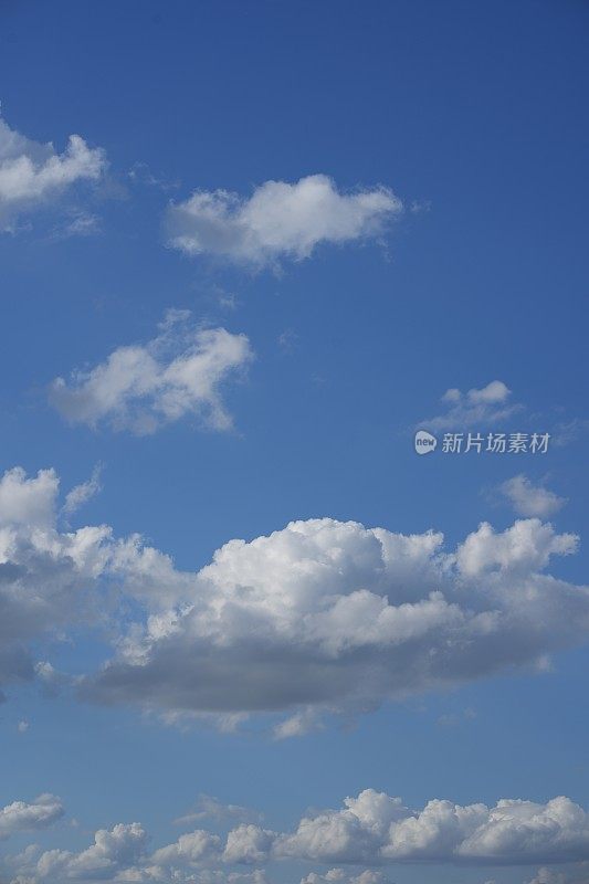 天空蔚蓝，美丽的天空有云