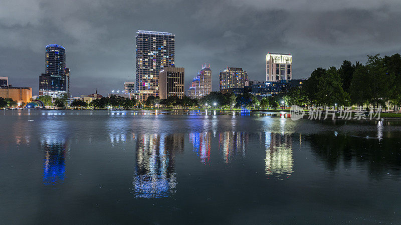 奥兰多市中心在伊奥拉湖上空的鸟瞰图，奥兰多，佛罗里达州，在夜晚。