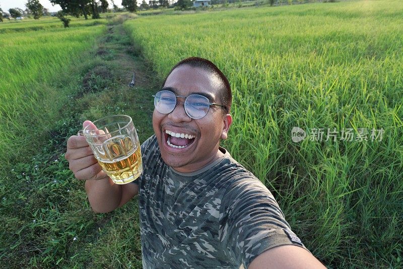 泰国士兵喝啤酒
