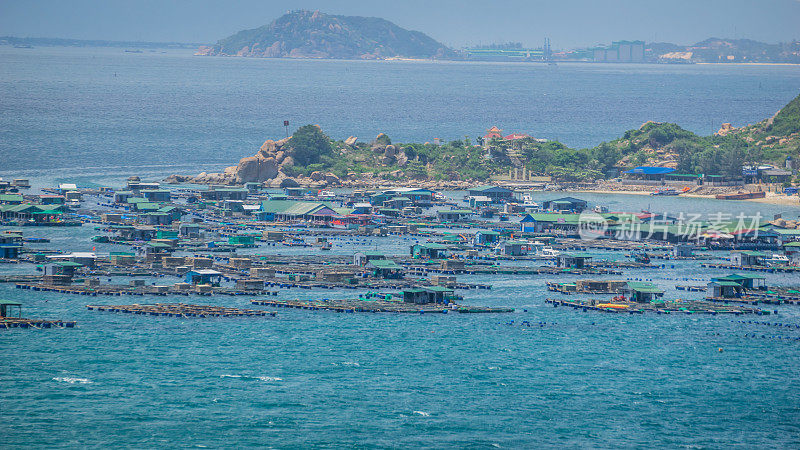 平巴潘朗岛海上水产养殖的木筏屋区