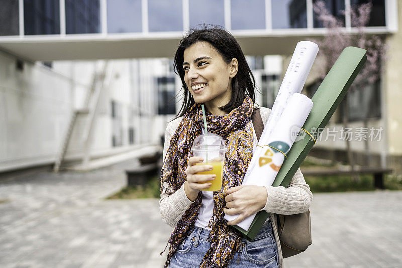 女大学生户外活动