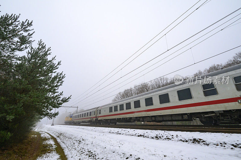 阿姆斯特丹柏林国际列车行驶在荷兰铁路的雪地上