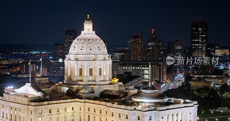 在晴朗的夜晚，俯瞰明尼苏达州圣保罗市中心的明尼苏达州议会大厦