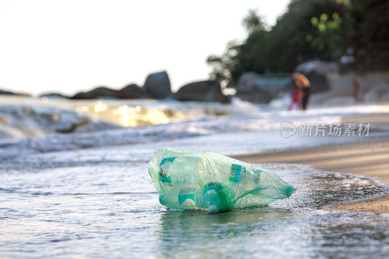 一个装有瓶子的塑料袋漂浮在海里