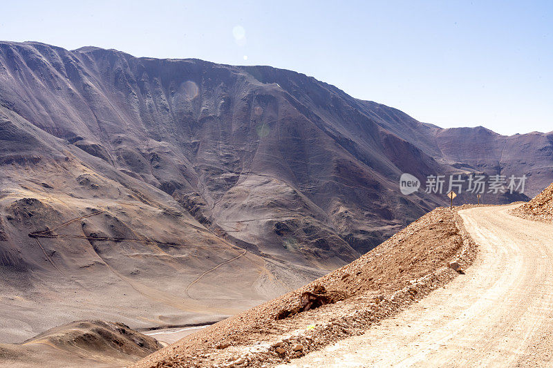 黑水通道。山路砾石路