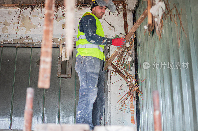 装修时，一名建筑工人拆除了公寓的旧内部