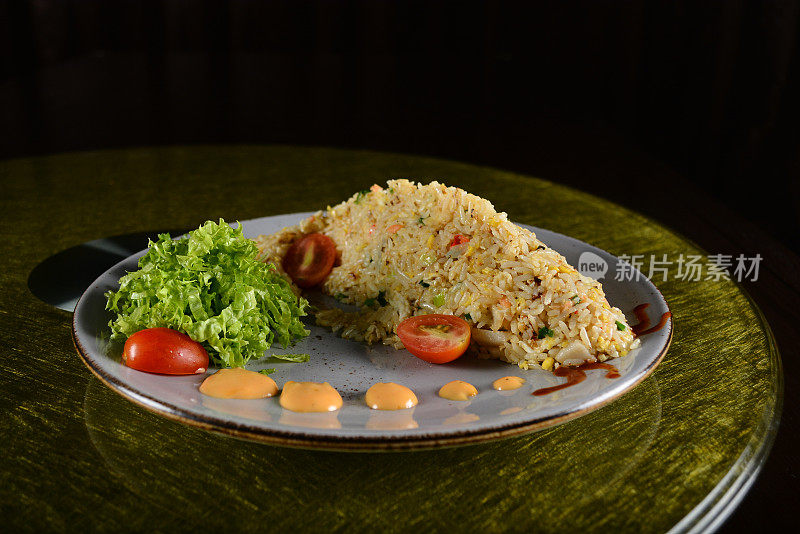 亚洲高级中餐厅宴会开胃菜清真咖啡厅菜单海鲜蛋锅炒饭在黄金背景鱼形餐桌