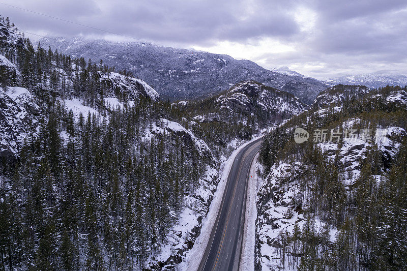 从空中俯瞰蜿蜒穿过群山的道路