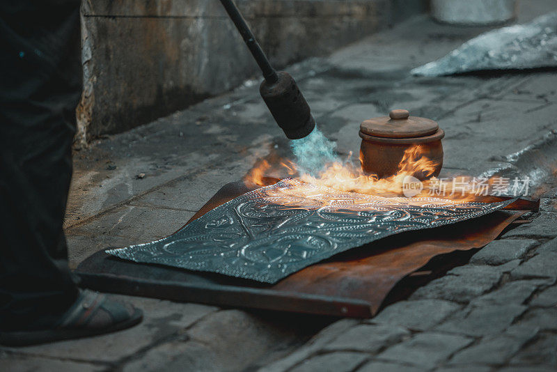 火焰加热铜、铜工艺品、镀锡铜、市集工匠制作铜制品