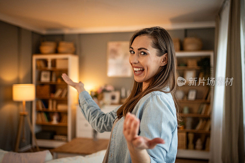 一位年轻的女视频博主正在制作视频