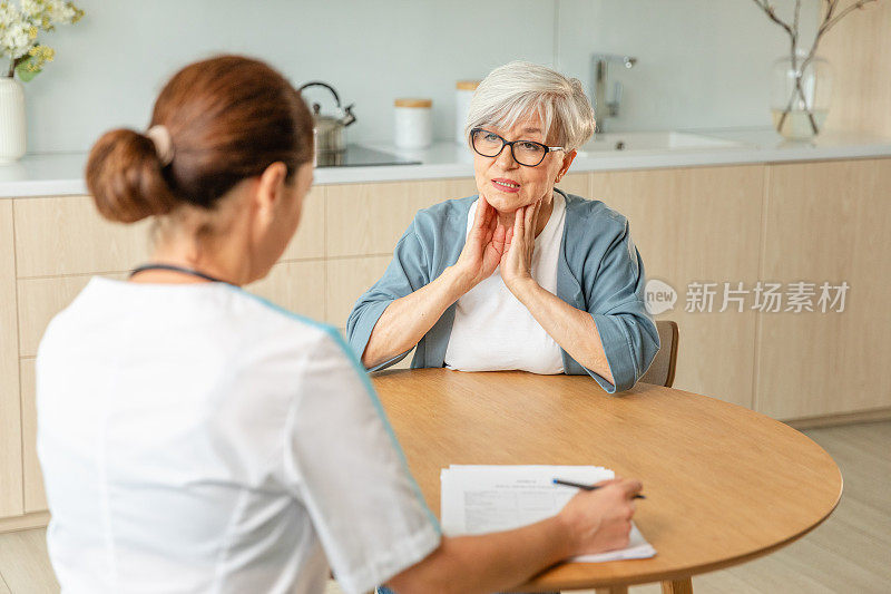 女医生检查老年妇女在医生办公室或在家里。老太太、病人和医生在病房里会诊。医药保健体检。去看医生。